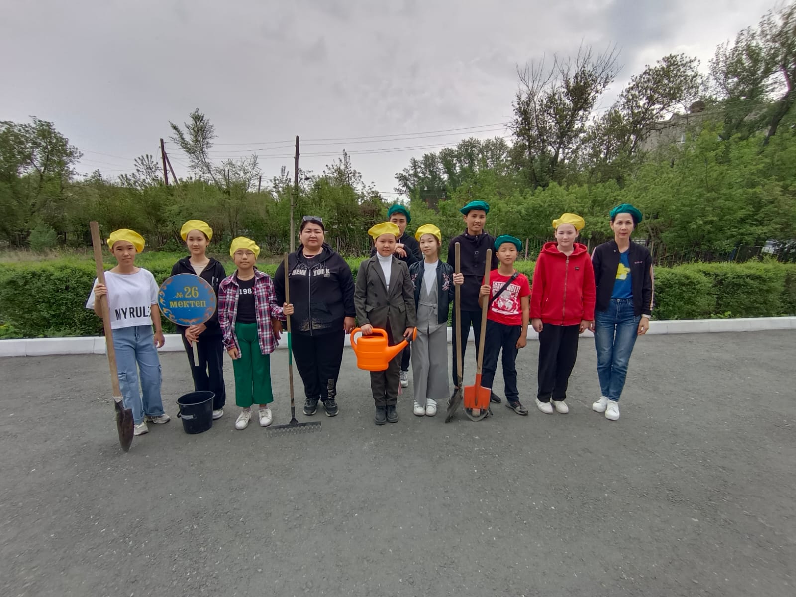 #жасыл_мекен  Білім алушылардың экологиялық мәдениетін қалыптастыру мақсатында "Тоғыз айға 9 іс-шара" аясындағы білім беру ұйымдары арасында "Жасыл мекен" челленджі өтті. Мектеп ауласына 23 түп қарағай көшеттері отырғызылды.